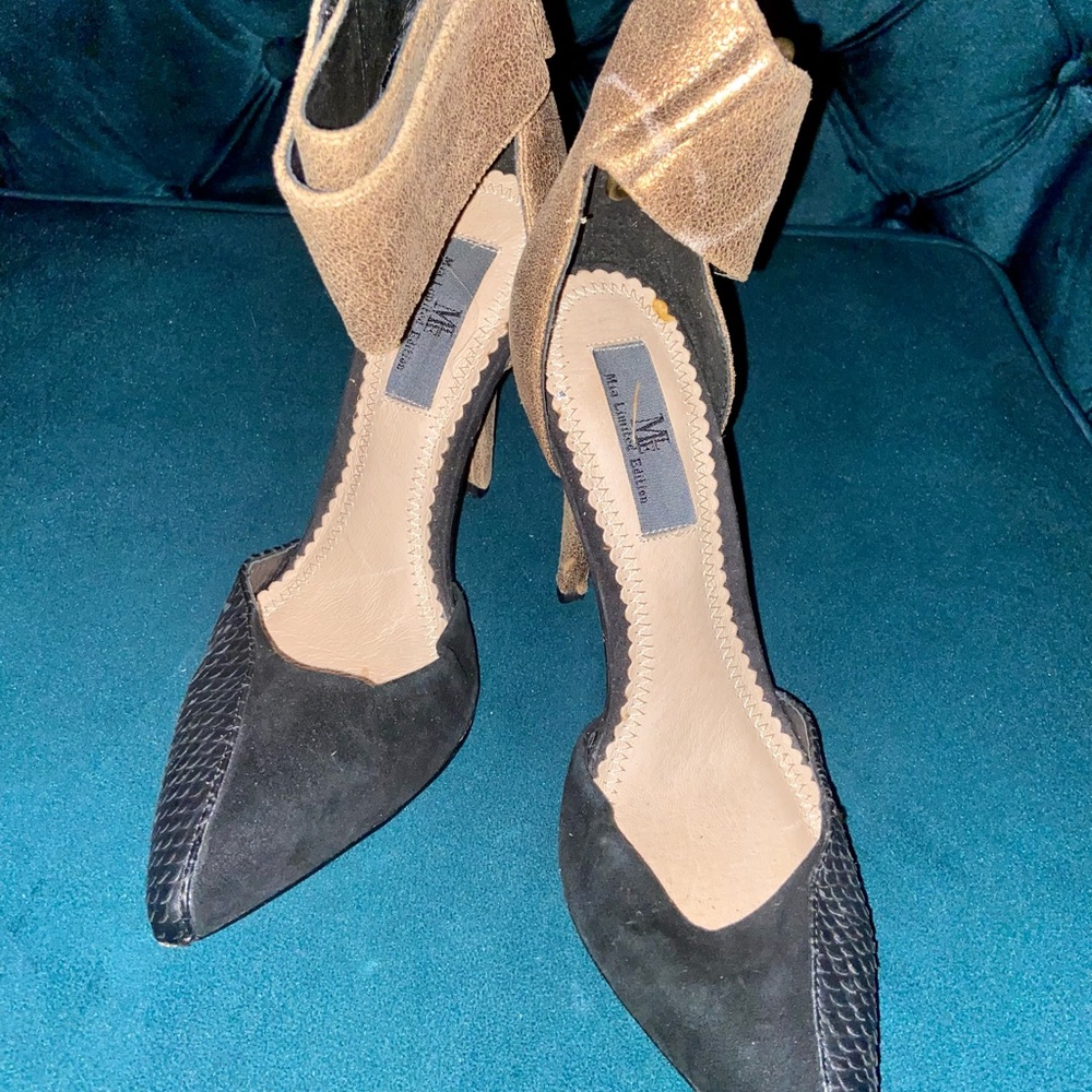 Mia Shoes Black and Gold Heels with Sleek Design